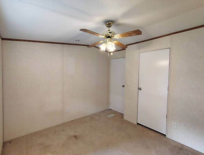 Building Photo - 225 Community Dr
