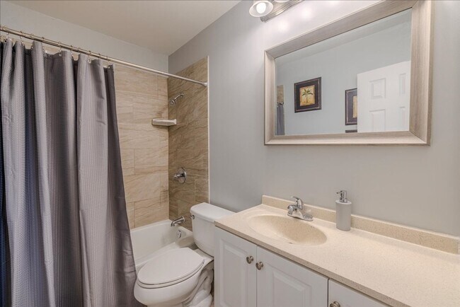 Building Photo - ANNUAL RENTAL - 3 Bed, 2 Bath Fully Furnis...