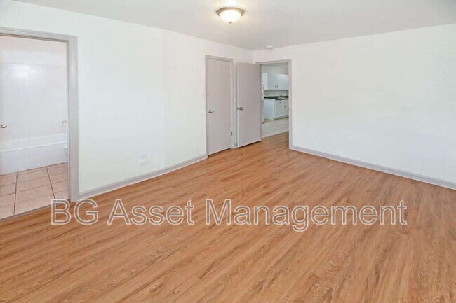 Building Photo - 728 Darina Ave