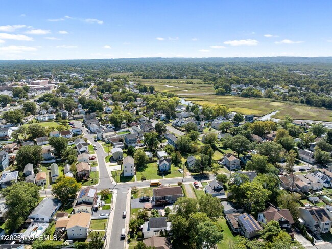 Building Photo - 212 Seeley Ave