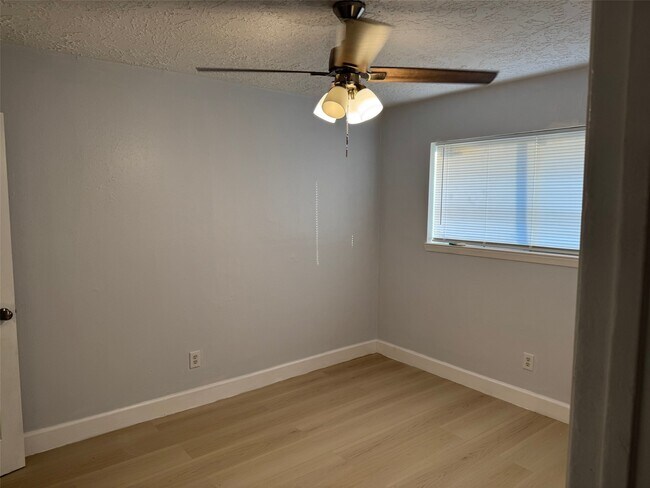 Building Photo - 5222 Moonshadows Dr