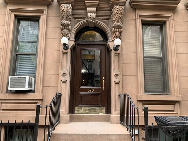 Building Photo - 320 W 47th St