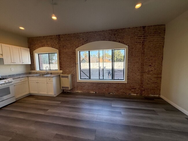 Building Photo - 772 S Boyle Ave