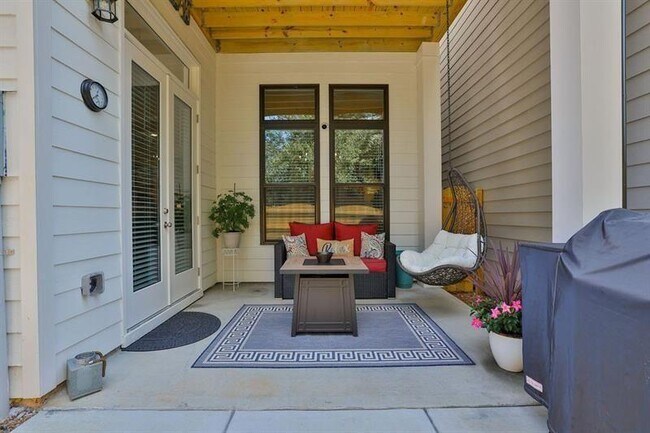 Building Photo - 144 Village Green Ave