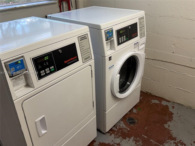 Building Photo - 8100 Sunrise Lakes Blvd