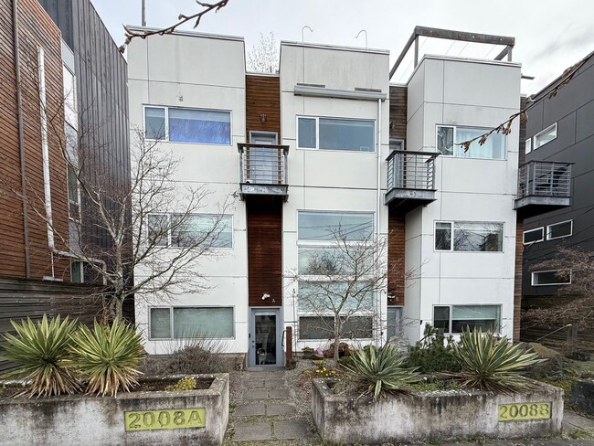 Building Photo - Beacon Hill Townhome