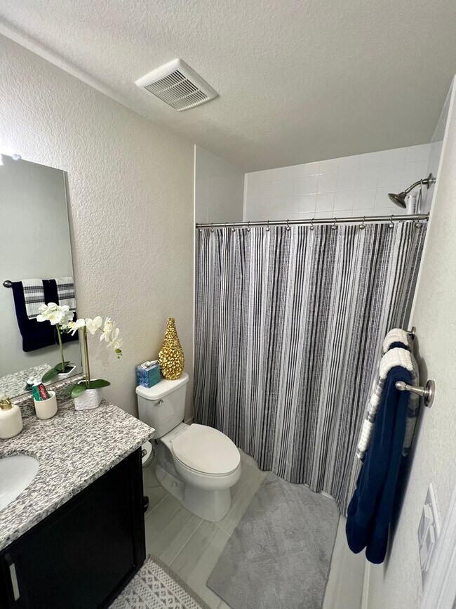Building Photo - Almost New 3BD 2.5Bath Townhouse