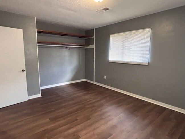 Building Photo - 1670 Kentwood Dr