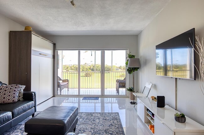 Building Photo - 2950 N Palm Aire Dr