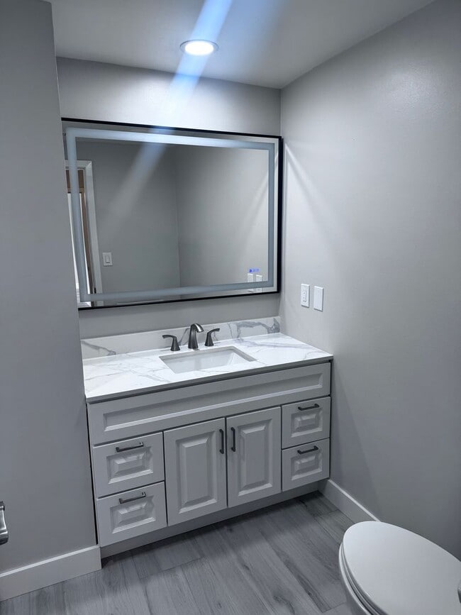 Building Photo - Spacious 3 Bed 2 Bath in Enderle Gardens: ...
