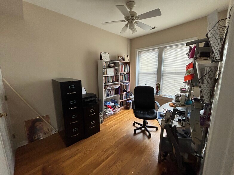 Building Photo - 3021 W Cullom Ave