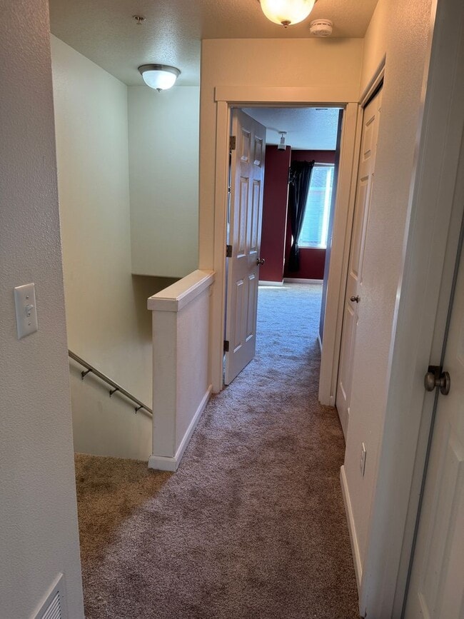 Building Photo - Stylish 2br/2.5ba Townhome with garage and AC in great Beaverton location