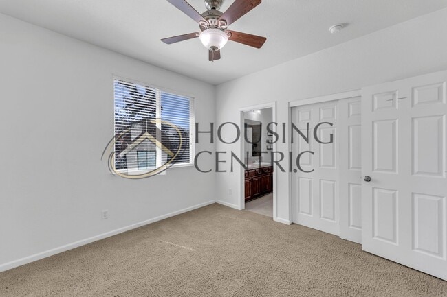 Building Photo - Beautiful Executive Home w/ Pool on 1/2 Ac...