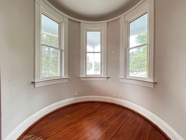 Building Photo - Charming 2-Bedroom Home -Close to Downtown...