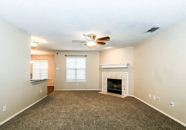 Building Photo - "Charming 3-Bed, 2-Bath Home with Spacious 1,373 Sq Ft in Lubbock's Desirable Neighborhood!"