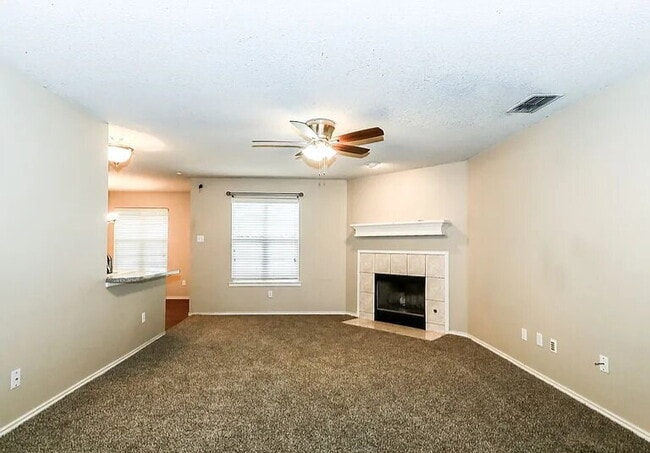 Building Photo - "Charming 3-Bed, 2-Bath Home with Spacious...