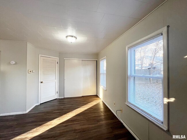 Building Photo - 1411 E Crestwood Dr