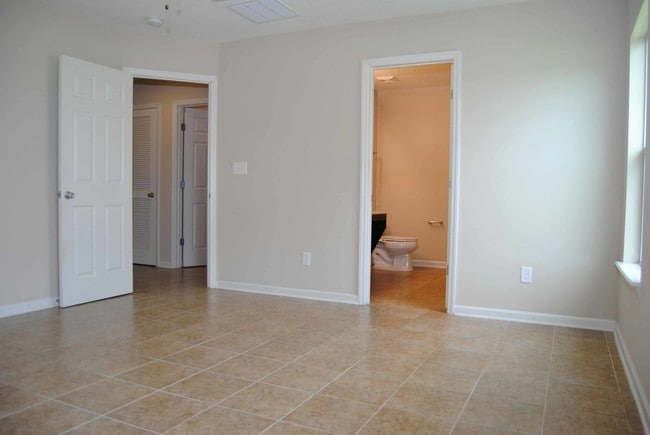 Building Photo - On the Pond in Timber Creek!