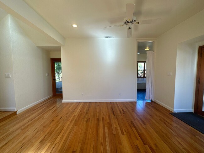 Building Photo - 406 N Santa Cruz Ave