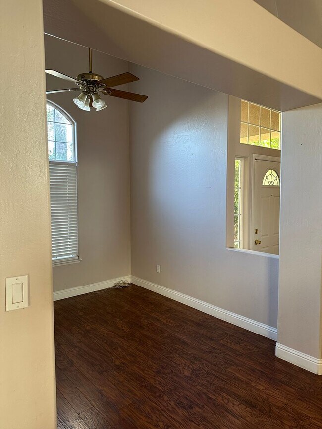 Building Photo - Two story home in Bakersfield