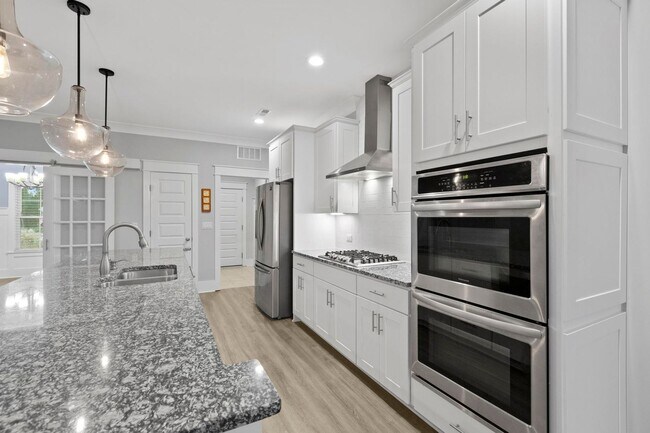 Building Photo - Beautiful Home Available with Tons of Upgr...