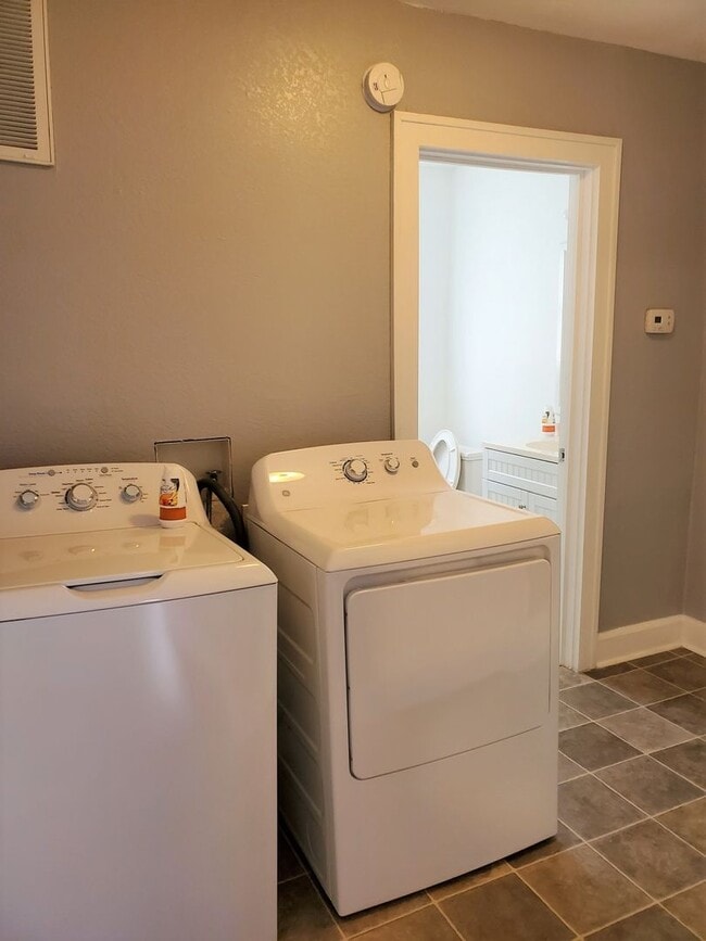 Building Photo - Charming 3BR/1BA Home for Rent – Conveniently Located Near the US Coast Guard Base