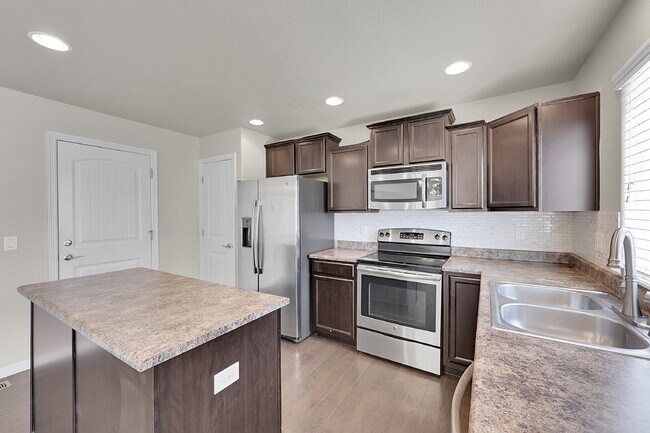 Building Photo - $2,295.00, 3-bedroom, 2.5-bathroom in Colo...