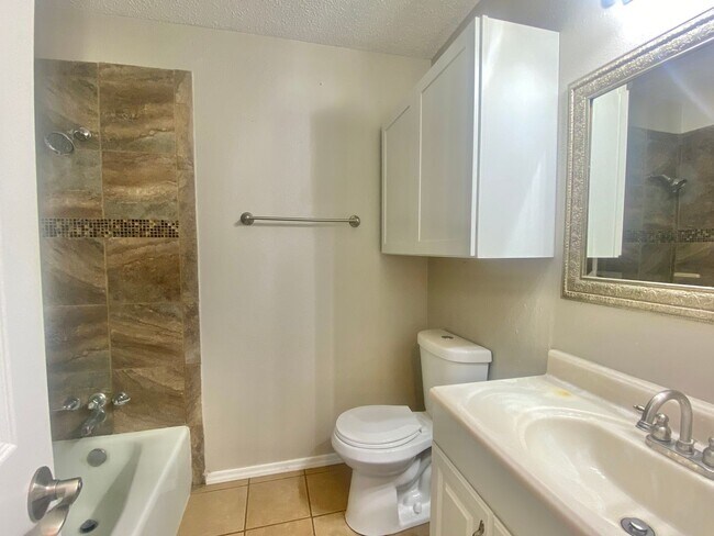 Building Photo - Great 3 bed 2 bath near West Loop 289 and 4th street