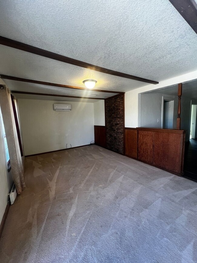 Building Photo - 2BD/1 BA Duplex