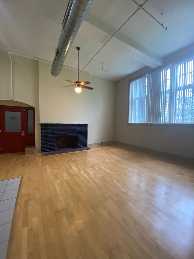 Building Photo - Stunning 2-bed, 1 bath apartment near Card...