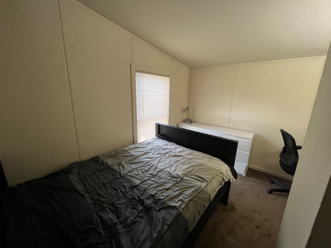 Building Photo - 1040 N Pleasant St