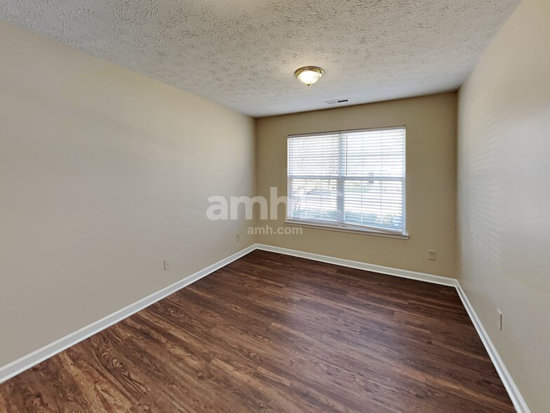 Building Photo - 981 Foxtail Dr