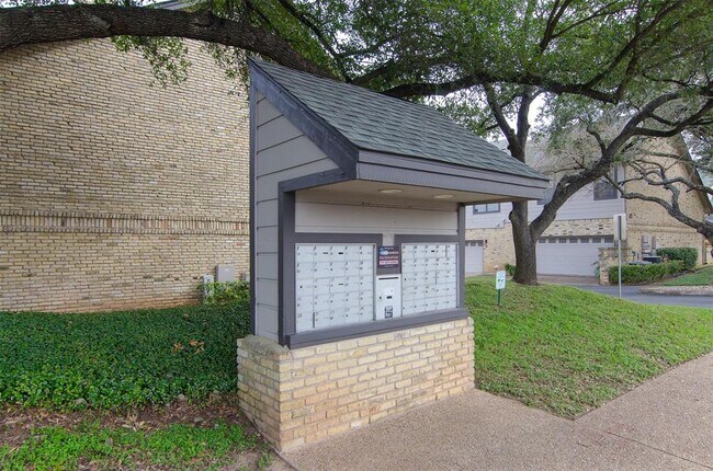 Building Photo - 10819 Crown Colony Dr