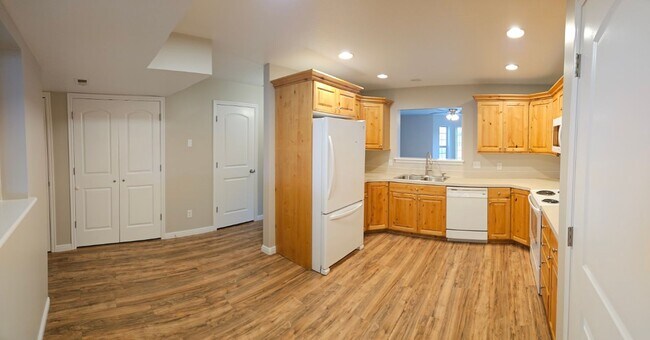 Building Photo - 2 bed, 1.5 bath townhome at Riverwoods