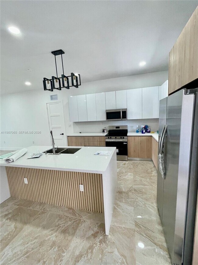 Building Photo - 435 N Quebrada St