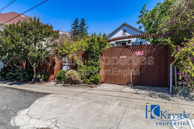 Building Photo - 1322 Wanda St