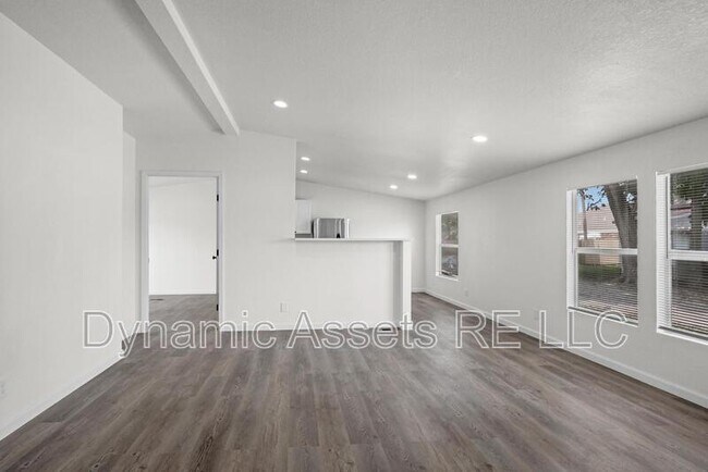 Building Photo - 403 N Walnut St