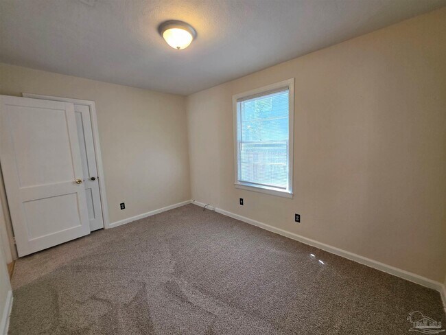 Building Photo - 35 Kennington Dr