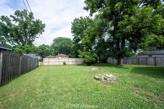 Building Photo - "Charming 4-Bedroom Retreat with Spacious Living in Indianapolis!"