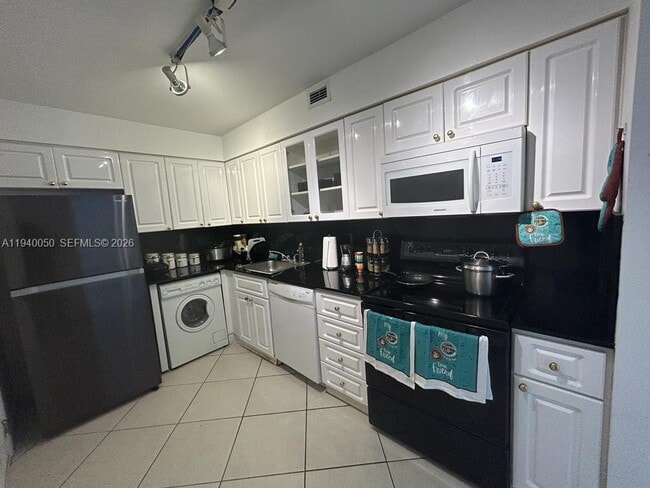 Building Photo - 6770 Indian Creek Dr