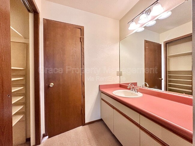 Building Photo - 715 Julian Cir