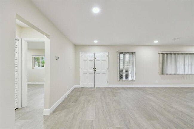 Building Photo - 3938 Versailles Dr