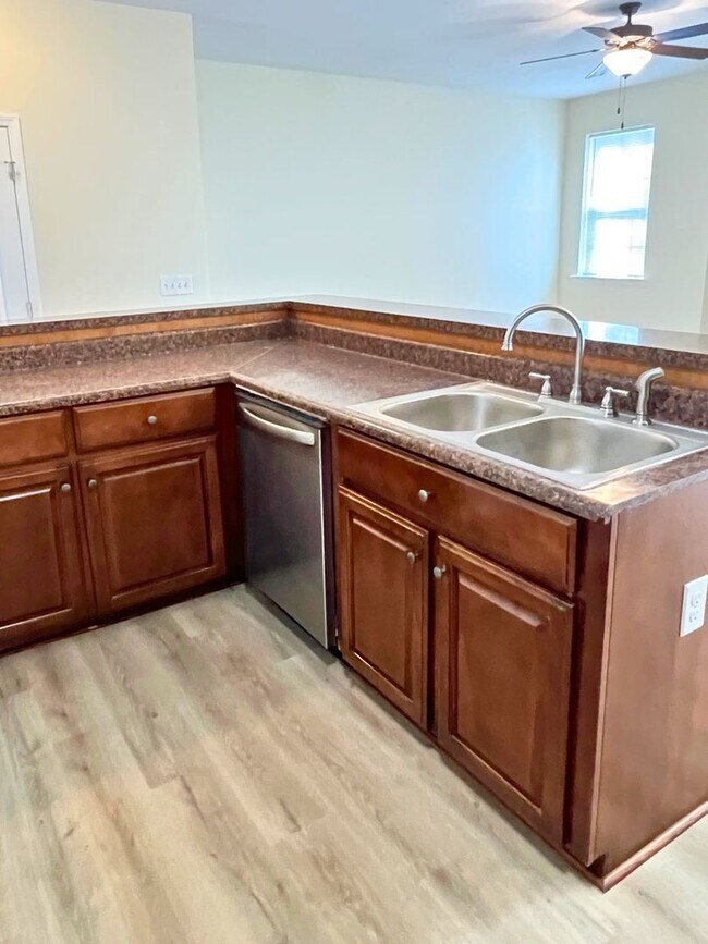 Building Photo - Updated 3/2 close to I95