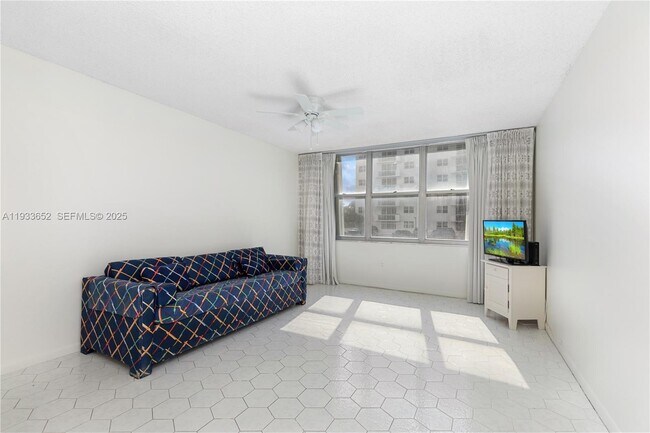 Building Photo - 2751 S Ocean Dr