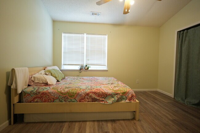 Building Photo - A charming house w/ 2 beds and 2 bath