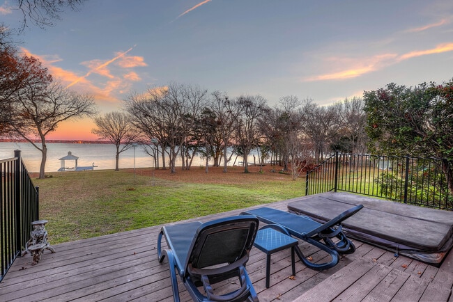 Building Photo - 8402 Columbia Dr