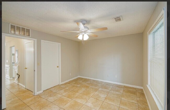 Building Photo - Fully renovated 3 BR/ 2 BA townhome off of Capital Park Circle