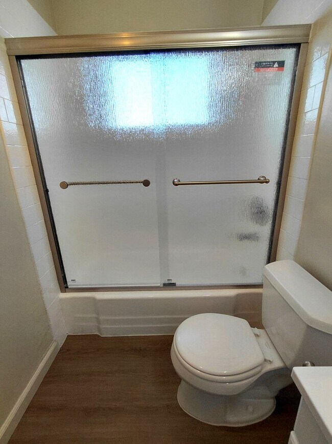 Building Photo - Memorial Apartments- Super Clean 2 Bedroom 1 Bath Apartment in Memorial Heights