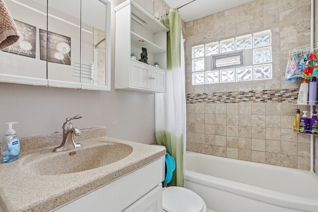 Building Photo - 916 Barthelme Ave