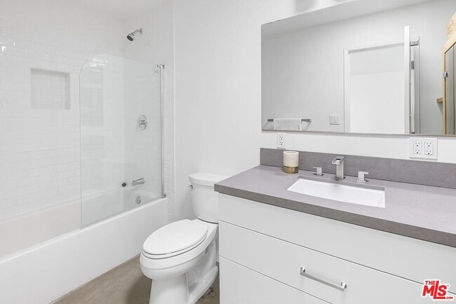 Building Photo - 25 Ironsides St